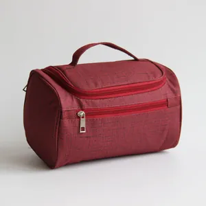Trousse de toilette bordeaux avec finition imperméable texturée et double fermeture