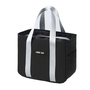 Minimalistische schwarze Isoliertasche mit silbernen Griffen und einem Logo-Patch