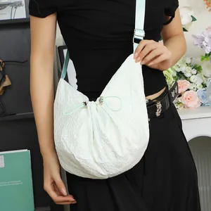Sac bandoulière nuage décontracté avec sangle réglable et texture plissée élégante