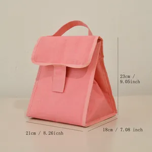Pink minimalist insulated lunch bag with handle and dimensions 21x18x23cm for bento.