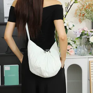 Sac à bandoulière hobo blanc texturé avec grande capacité pour un usage quotidien