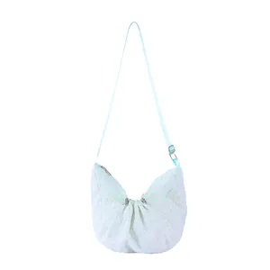 Sac bandoulière nuage à la mode de grande capacité avec tissu texturé et bandoulière.