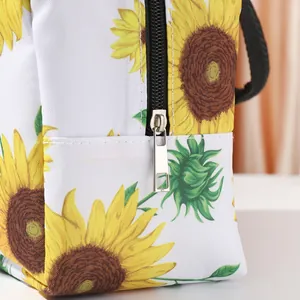 Gros plan sur le motif de tournesol et la fermeture du sac isotherme