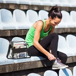 Scena lifestyle di donna con borsa a tracolla in PVC trasparente allo stadio sportivo.