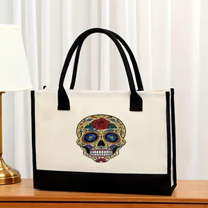 Vista detallada del bolso de lona con estampado de calavera mexicana de colores