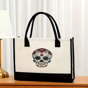 Detalle del estampado de calavera mexicana colorida en un bolso tote de lona blanca grande.