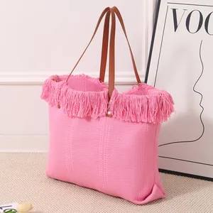 Bolso tote rosa de tejido con flecos y asas marrones en estilo de ambiente de moda chic