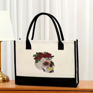 Vista detallada de un bolso tote de lona con estampado colorido de calavera y rosas rojas