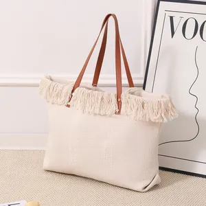 Bolso tote grande de lona con flecos elegantes y asas de cuero marrón