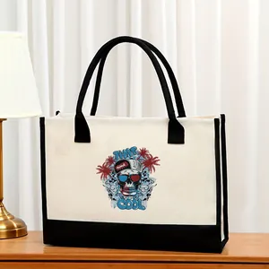 Vista detallada de un bolso tote de lona con un estampado gráfico colorido en una mesa