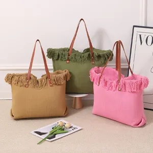 Colección de bolsos tote tejidos grandes con flecos boho en caqui verde y rosa