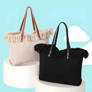 Bolsos tote grandes de lona tejida con flecos en colores crema y negro