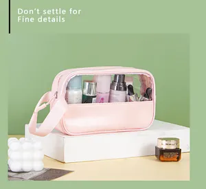Détail du sac de toilette en cuir PU rose et PVC transparent montrant les articles internes
