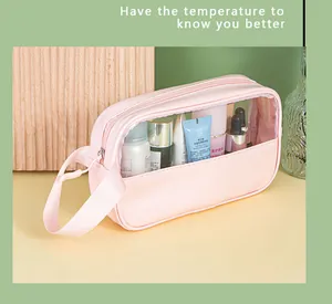 Vue détaillée d'une trousse de maquillage rose portable en PVC avec fenêtre transparente.