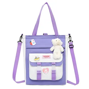 Bolso de lona para niños en morado y blanco con osito de peluche y parches de conejo