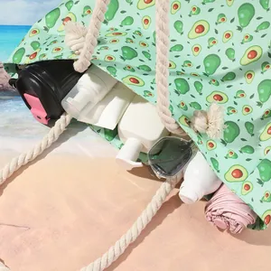 Vista dettagliata della borsa da spiaggia con stampa avocado e capiente spazio interno