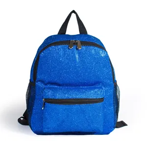 Ein leuchtend blauer Glitzer-Rucksack mit vorderem Reißverschlussfach und Netztaschen.