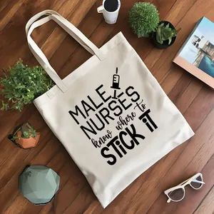 Vista detallada de bolsa de lona con texto Male Nurses sobre fondo de madera