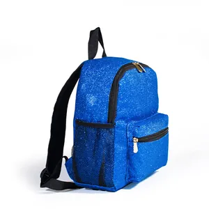 Detailansicht des blau glitzernden Materials und der seitlichen Netztasche des Rucksacks.