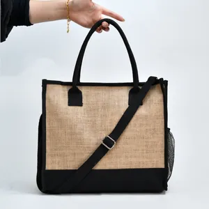 Vista dettagliata della borsa tote in iuta bicolore con base in tela nera e tasca a rete.
