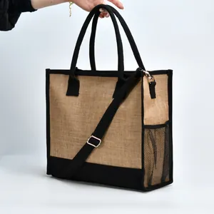 Dettaglio della grande borsa tote in juta con tracolla rimovibile e tasca laterale