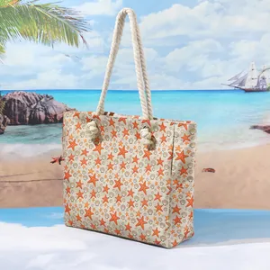 Dettaglio di borsa da spiaggia con stampa stelle marine e manici in corda spessa