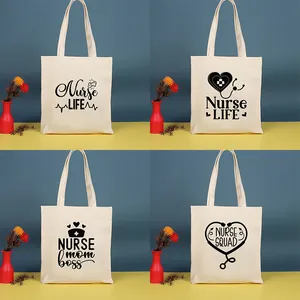 Vista detallada de cuatro bolsas de lona impresas con varios eslóganes con tema de enfermera.