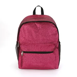 Nahaufnahme eines rosa Glitzer-Rucksacks mit seitlichen Netztaschen und Tragegriff