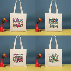 Juego de cuatro bolsas de lona con estampados coloridos de enfermería y asistente certificado
