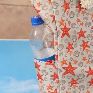 Dettaglio della tasca laterale della borsa da spiaggia con stelle marine e bottiglia
