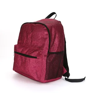 Detailansicht eines magenta glitzernden Schulrucksacks mit schwarzer Seitentasche.