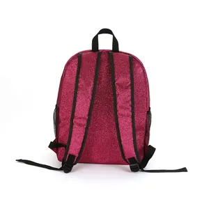 Rückansicht eines fuchsiafarbenen Glitzerrucksacks mit verstellbaren Trägern