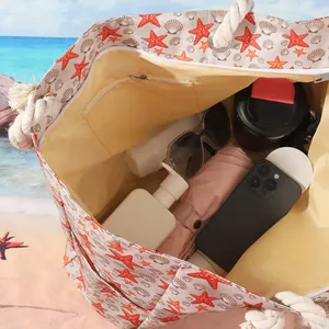 Vista dettagliata della borsa da spiaggia stampata con spazio interno per articoli estivi.