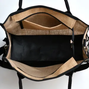 Vista interna della grande borsa tote con fodera nera e una comoda tasca interna