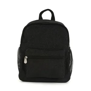 Detailansicht eines schwarzen Glitzer Rucksacks mit Reißverschluss und Seitentaschen.