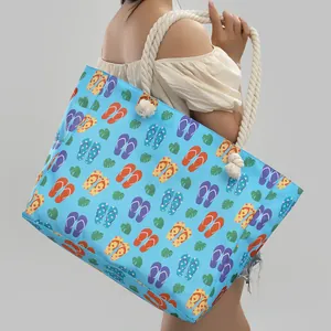 Grande borsa da spiaggia blu con stampe di infradito e manici in corda portata da modella.