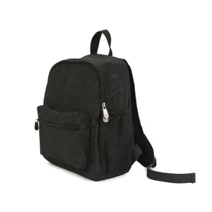Seitenansicht des schwarzen Glitzer-Rucksacks mit Netztasche und schimmernder Textur