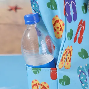 Dettaglio della tasca laterale di una borsa da spiaggia blu con una bottiglia d'acqua