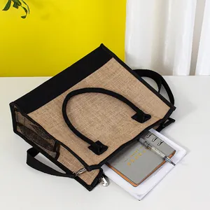 Borsa tote in juta minimalista con interno spazioso contenente un taccuino e penna.