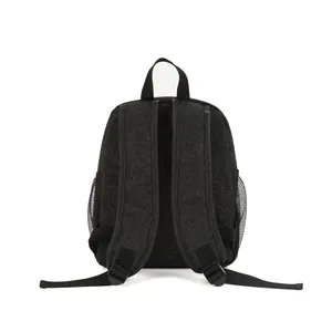 Rückansicht eines schwarzen Glitzerrucksacks mit verstellbaren Trägern und Netztaschen.