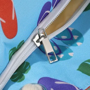 Macro dettaglio della cerniera in metallo su tessuto stampato di una borsa da mare