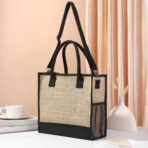 Vista dettagliata della borsa tote minimalista in iuta con tracolla nera rimovibile