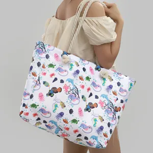 Grande borsa da spiaggia con stampa marina colorata mostrata su modella per scala