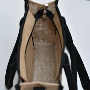 Vista interna di una borsa tote in juta capiente con manici neri e chiusura a zip