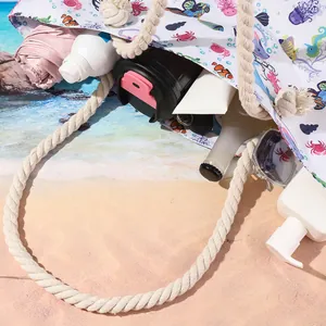 Dettaglio di una borsa da spiaggia stampata capiente con oggetti essenziali per l'estate