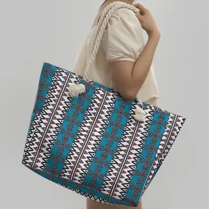 Vista dettagliata di una grande borsa da spiaggia boho con robusti manici in corda