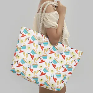 Grande borsa da spiaggia con vivaci stampe estive e manici in corda intrecciata.