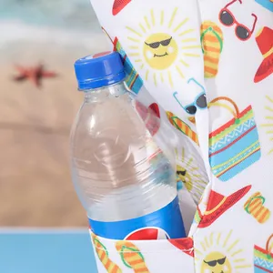 Vista dettagliata della tasca laterale della borsa da spiaggia estiva con una bottiglia