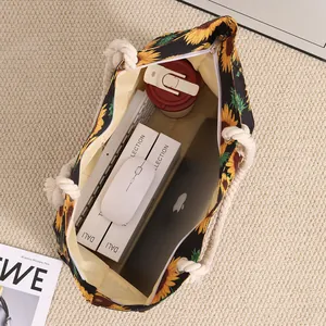 Vista interna della borsa da spiaggia con girasoli che mostra la grande capacità