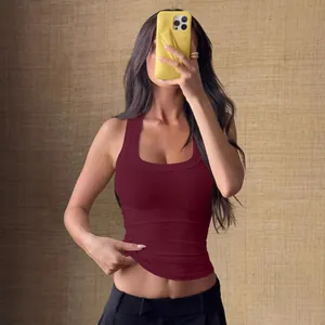 Vue détaillée d'un débardeur côtelé bordeaux de style Y2K sur un mannequin de mode